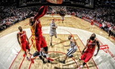 开云体育官网-跨界传奇，当欧冠门神降临NBA季后赛之夜