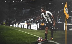 开云体育下载-赛道风云，雷诺逆袭，维斯塔潘关键制胜改写格局