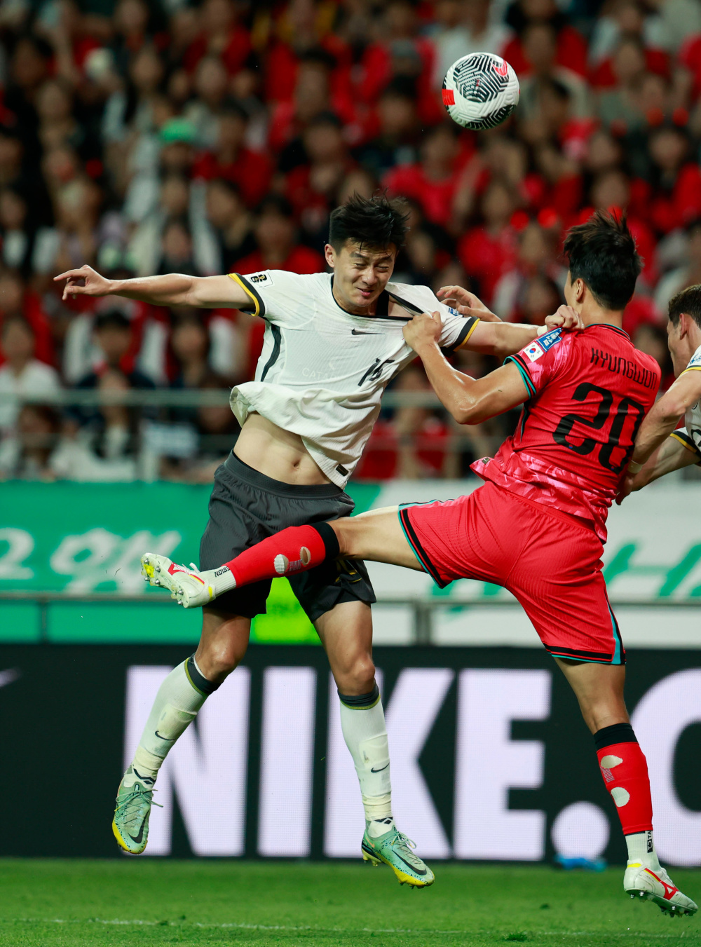 关于一场重要的国际足球比赛中亚洲球队称霸的信息