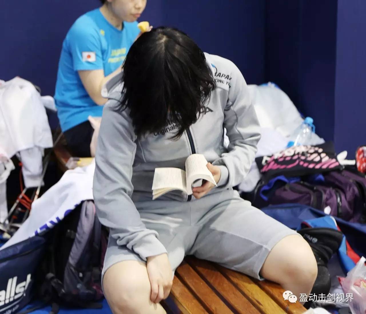 战火重燃，女队员在比赛中勇往直前