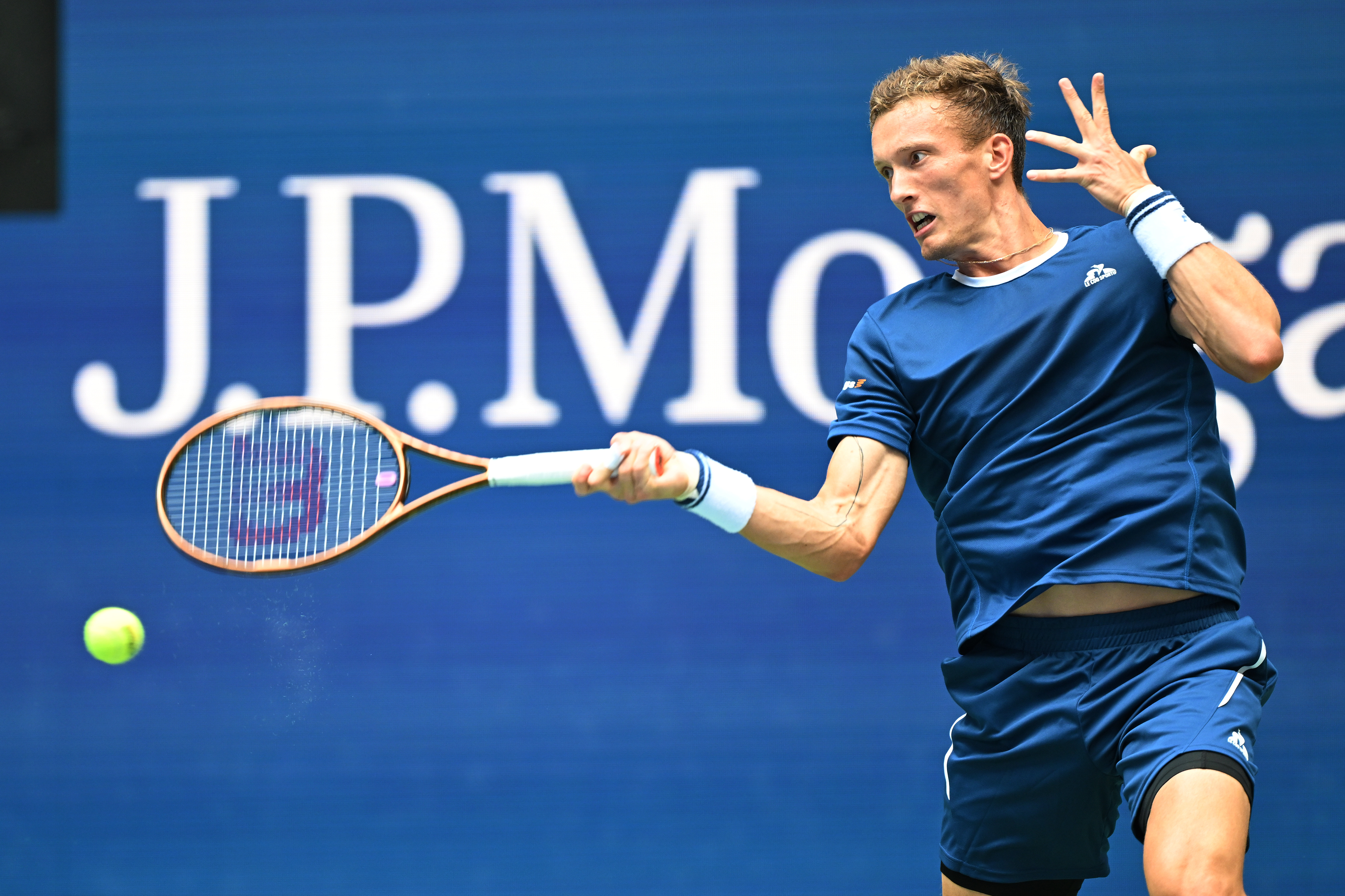 包含美国网球队血洗英国网球队，阿尔卡拉斯惊艳世界的词条