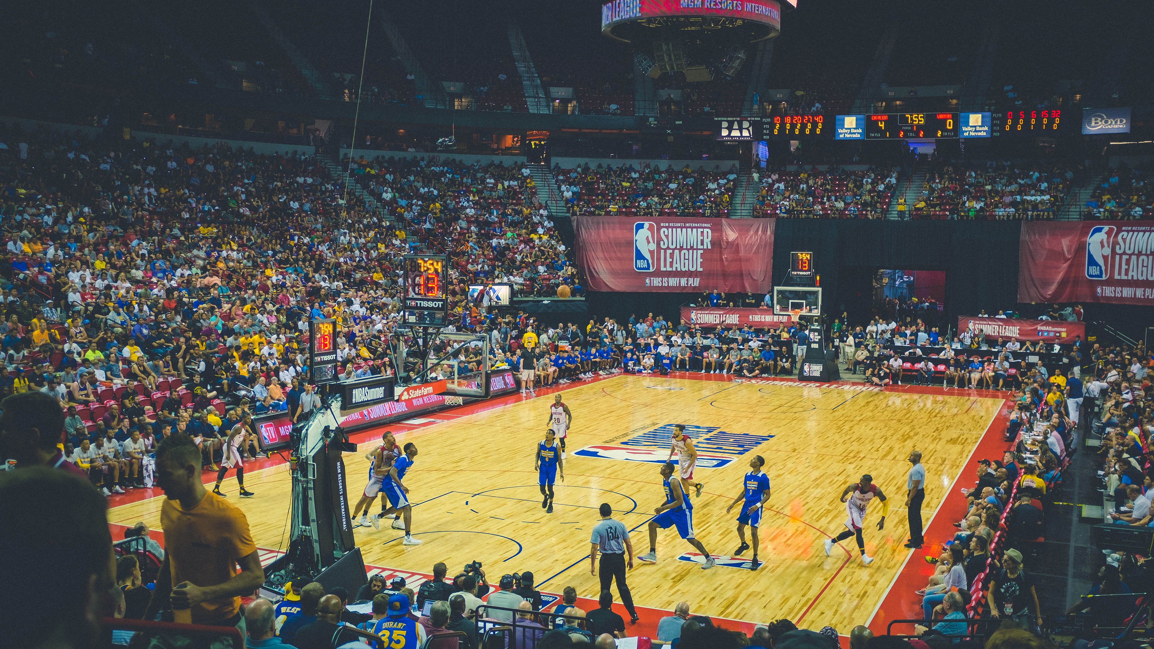 巴萨提前终结悬念，伊朗托尼打出统治级数据，体育世界的双重奏